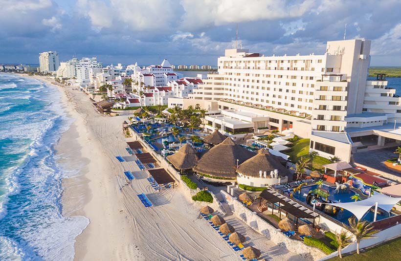 Vista aerea de la zona hotelera de Cancún