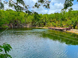 Vista del Cenote cerca de Puerto Morelos