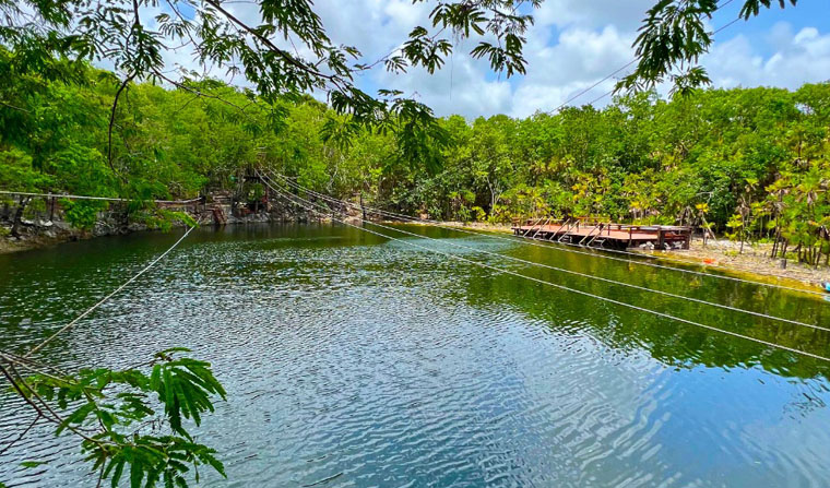 Vista del Cenote cerca de Puerto Morelos