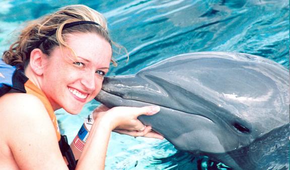 besando un delfin
