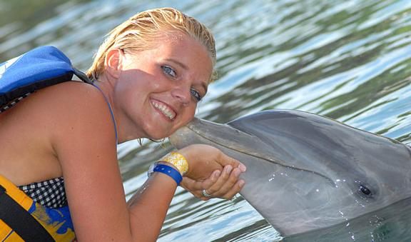 Besa un delfin en Isla Mujeres