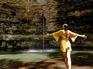 Visita al Cenote durante el tour a Ek Balam