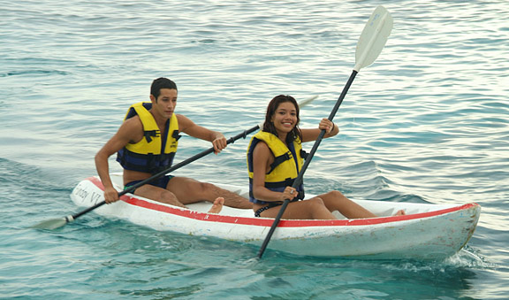 rema un kayak en el caribe