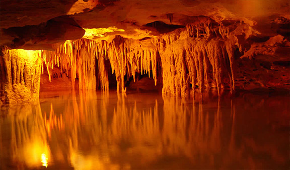 Admire the stalactites adventure 