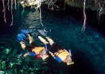 rio en la jungla maya